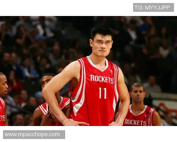 姚明奋力扑救球场瞬间展现篮球精神与团队合作的力量 姚明奋力扑救球场瞬间展现篮球精神与团队合作的力量