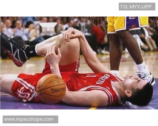 姚明年轻时的精彩瞬间回顾与成长历程分享