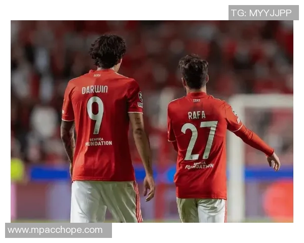 足总杯精彩对决曼联6-2大胜本菲卡神扑瞬间点燃全场激情集锦回顾