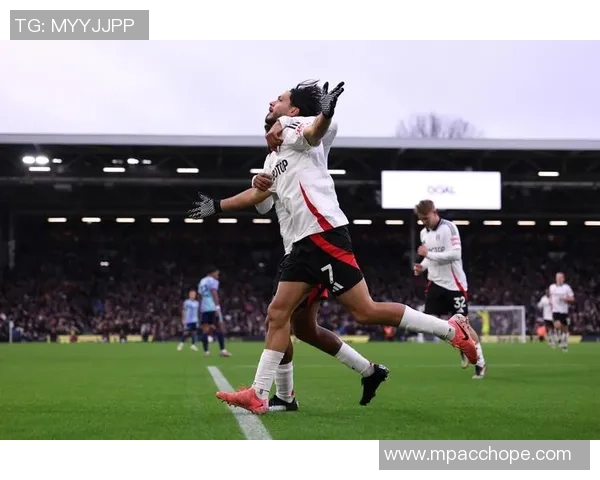 阿森纳与尤文图斯友谊赛精彩回顾神扑瞬间引发全场热烈反响 阿森纳与尤文图斯友谊赛精彩回顾神扑瞬间引发全场热烈反响